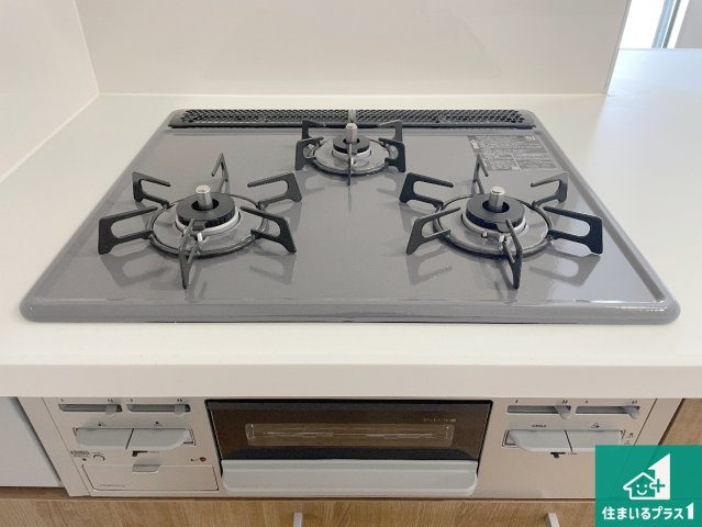 大津市本宮　第1期　新築一戸建ての設備|ダブル高火力Ｓｉセンサー付きコンロ！３口あるので、まとめて料理をする時も大活躍！