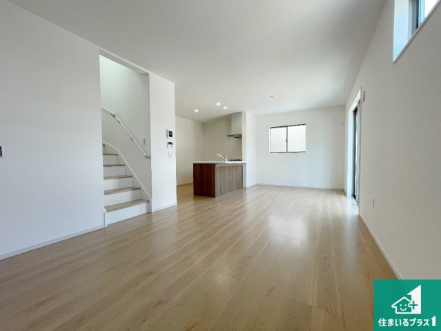 大津市本宮　第1期　新築一戸建ての居間・リビング|シンプルなリビングは、観葉植物等のインテリアを楽しめますね！パパ好みにも、ママ好みにも家具次第で雰囲気を変えることができます！