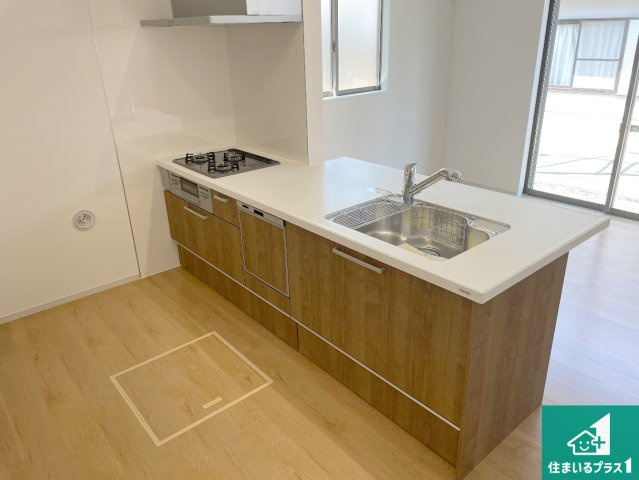 大津市本宮　第1期　新築一戸建てのキッチン|リビングと統一感があり、使い勝手のいいキッチン。広々としているので、二人並んで作業が出来ちゃいます。お子様と一緒に色々なお料理に挑戦できるスペースがあります。