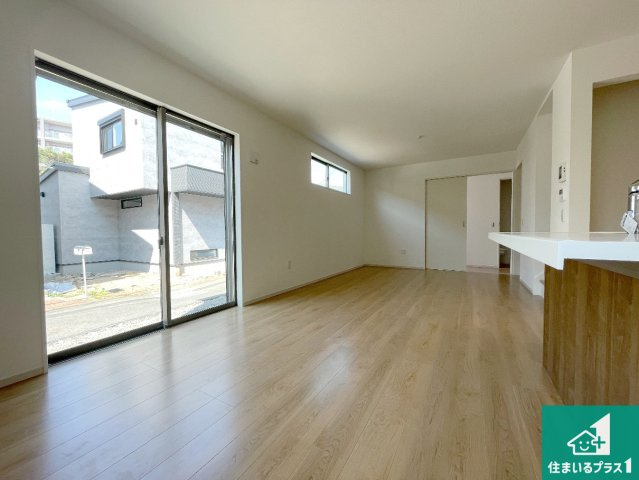 大津市本宮　第1期　新築一戸建ての居間・リビング|明るいリビングで朝の目覚めもスッキリできそう！対面キッチンでご家族のコミュニケーションも自然と増える設計！小さなお子様が遊ぶスペースを作っても広々とくつろげるLDK！