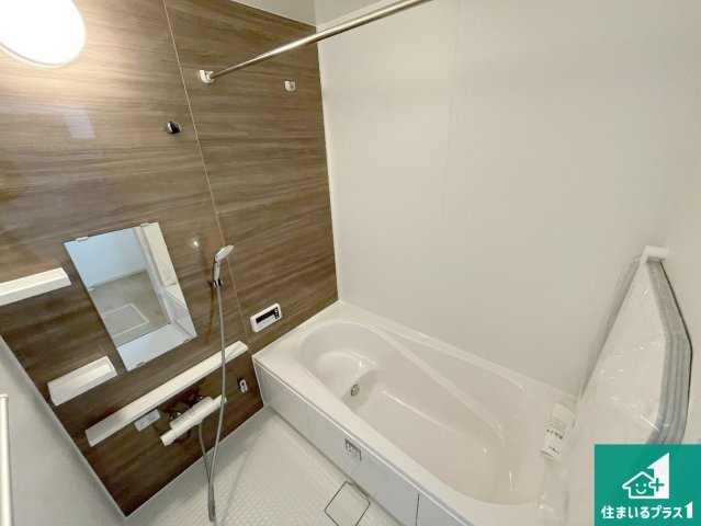 大津市本宮　第1期　新築一戸建ての浴室|足をゆったり伸ばして寛げる浴槽です。浴室乾燥機も設置しているので、雨の日の洗濯物も安心です♪