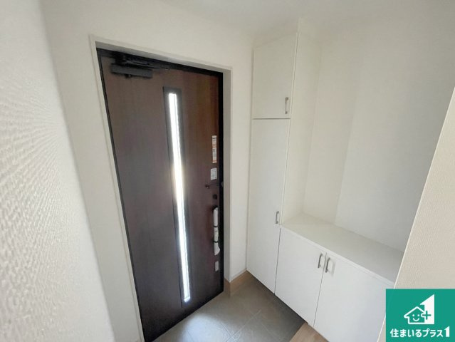 大津市本宮　第1期　新築一戸建ての玄関|シューズボックスにはたくさんの靴が収納できるので玄関周りはいつもスッキリ！ご家族が増えても安心！