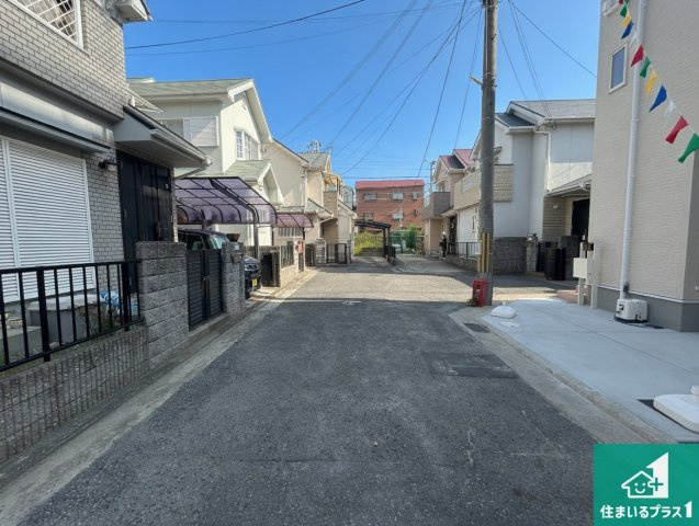 和泉市富秋町　第2期　新築一戸建ての前面道路含む現地写真|周辺は閑静な住宅街！前面道路広々で車の出し入れも便利です。駐車が苦手な方でも安心して車庫入れできます！