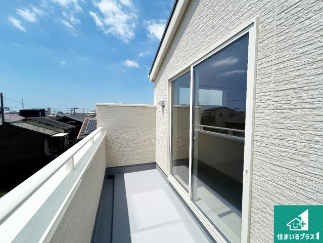 和泉市富秋町　第2期　新築一戸建てのバルコニー|日当たりのよいバルコニー！お部屋が開放的に！