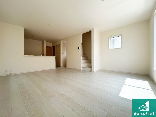 和泉市富秋町　第2期　新築一戸建ての居間・リビング|日当たり良好の明るいリビングで朝の目覚めもスッキリできそう！対面キッチンでご家族のコミュニケーションも自然と増える設計！小さなお子様が遊ぶスペースを作っても広々とくつろげるLDK！