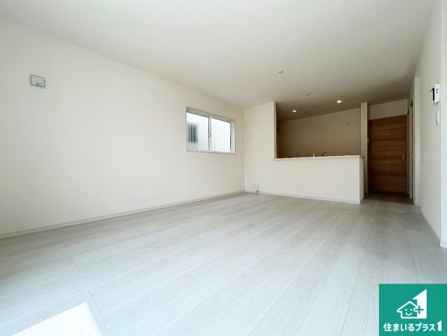 和泉市富秋町　第2期　新築一戸建ての居間・リビング|シンプルなリビングは、観葉植物等のインテリアを楽しめますね！パパ好みにも、ママ好みにも家具次第で雰囲気を変えることができます！
