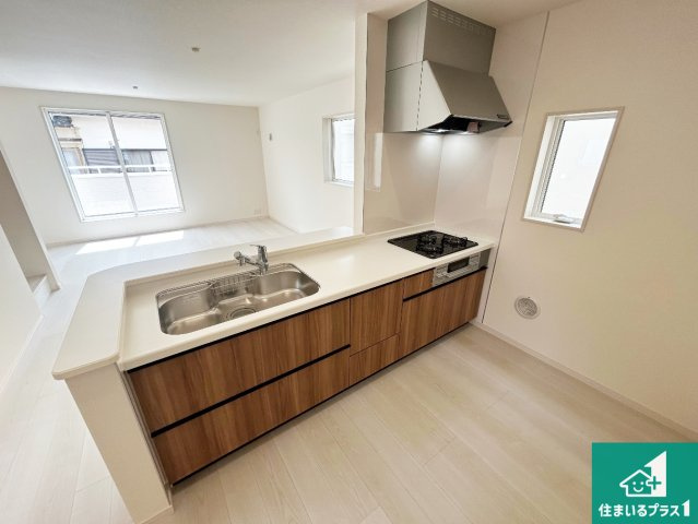 和泉市富秋町　第2期　新築一戸建てのキッチン|リビングと統一感があり、使い勝手のいいキッチン。広々としているので、二人並んで作業が出来ちゃいます。お子様と一緒に色々なお料理に挑戦できるスペースがあります。