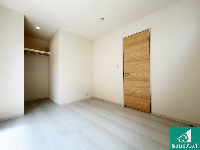 和泉市富秋町　第2期　新築一戸建ての洋室|シンプルな洋室は、自分好みのインテリアが楽しめます♪ご家族とインテリアや家具を選びに行くのは物件購入時の醍醐味の一つです。ぜひお楽しみください♪