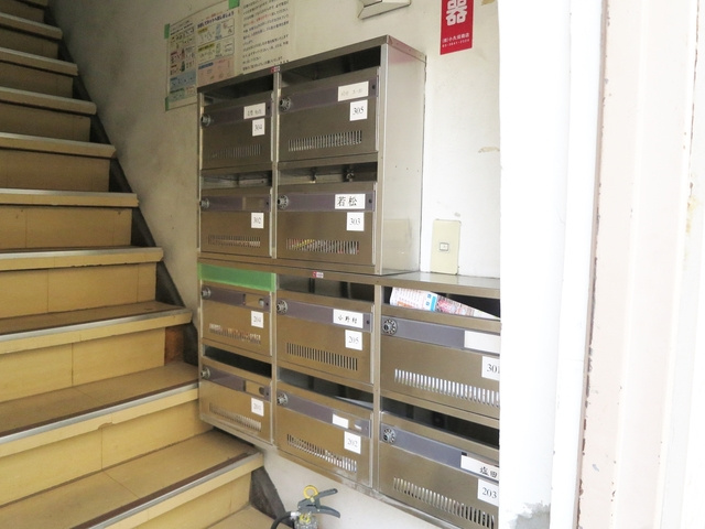 山一東尾久ビルのエントランス|郵便ポストも付いております♪