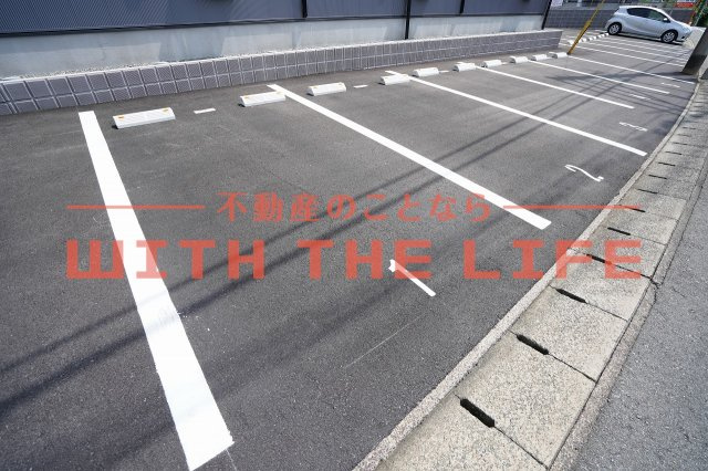 テラスハウス東山【キャッシュバック対象物件】の駐車場|駐車場があります