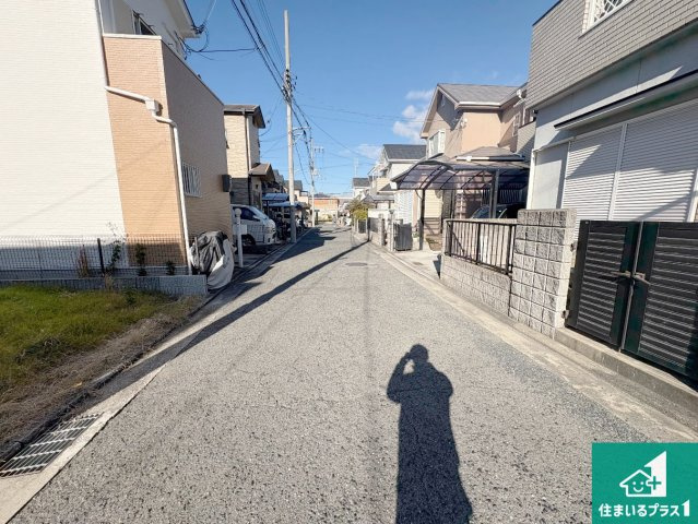 和泉市富秋町　第2期　新築一戸建ての前面道路含む現地写真|周辺は落ち着いた街並みの住宅地！子育てがしやすい住環境です！まだ未完成ですが、現地でしかわからない事もございます。是非一度ご覧ください。