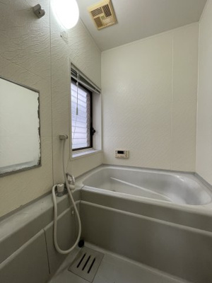 【浴室】 | 馬場3丁目 | 一日の疲れを癒すバスルームは、心地よいリラックスを叶える清潔感溢れる美しい空間です。