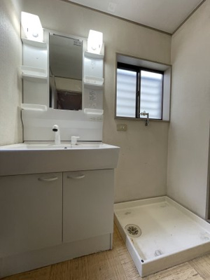 【洗面所】 | 馬場3丁目 | 清潔感ある洗面台は、身だしなみチェックや肌のお手入れに最適です。