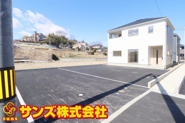 二本松市油井字無地ノ内　　　９号棟　　　油井小学校、安達中学区の外観|南東側から見た駐車場を含む外観♪