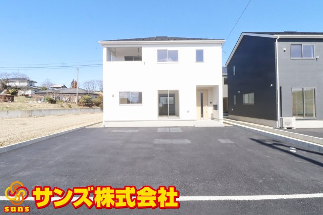 二本松市油井字無地ノ内　　　９号棟　　　油井小学校、安達中学区の外観|南側から見た駐車場を含む外観♪