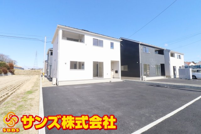 二本松市油井字無地ノ内　　　９号棟　　　油井小学校、安達中学区の外観|南西側から見た駐車場を含む外観♪