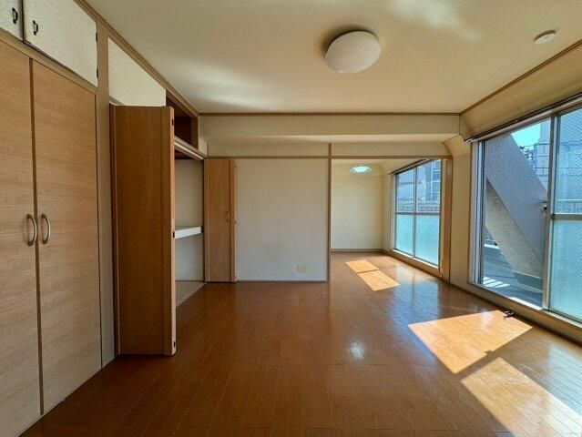 吉見ビルの居間・リビング