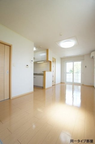 ベルハウス八幡の居間・リビング