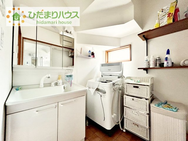 【独立洗面台】 | つくばみらい市紫峰ヶ丘4丁目　中古戸建 | 可動棚付きでタオルなどの収納にも困りません！