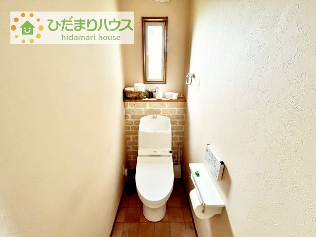 【トイレ】 | つくばみらい市紫峰ヶ丘4丁目　中古戸建 | 小窓が付いているので、トイレも明るい空間になっております♪