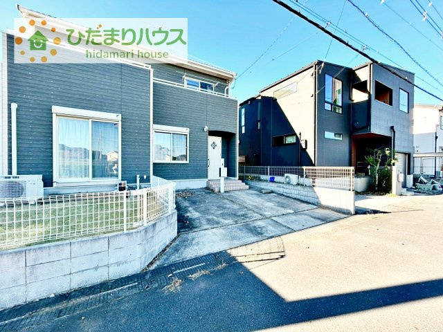 【駐車場】 | つくばみらい市紫峰ヶ丘4丁目　中古戸建 | 道路も広く駐車も楽々♪