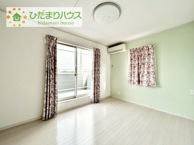 【洋室】 | つくばみらい市紫峰ヶ丘4丁目　中古戸建 | バルコニーに面している居室なので、自然と光が差し込みます♪