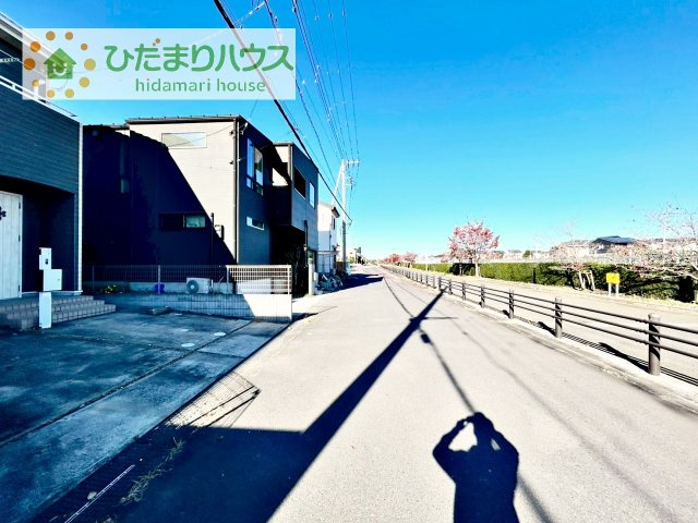 【前面道路含む現地写真】 | つくばみらい市紫峰ヶ丘4丁目　中古戸建 | 遊歩道もありお散歩にも最適！
