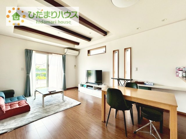 【居間・リビング】 | つくばみらい市紫峰ヶ丘4丁目　中古戸建 | 南東向きで日当たり良好なリビング！