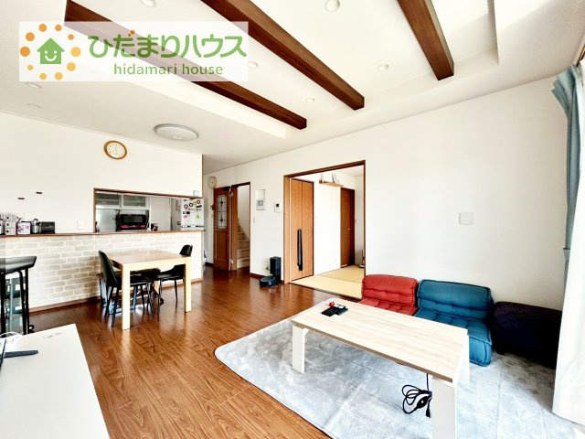 【居間・リビング】 | つくばみらい市紫峰ヶ丘4丁目　中古戸建 | アクセントクロスを使いお洒落なリビング！