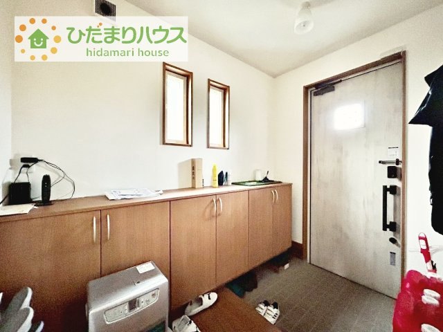 【玄関】 | つくばみらい市紫峰ヶ丘4丁目　中古戸建 | 収納力のある大きなシューズボックスに広々した玄関！