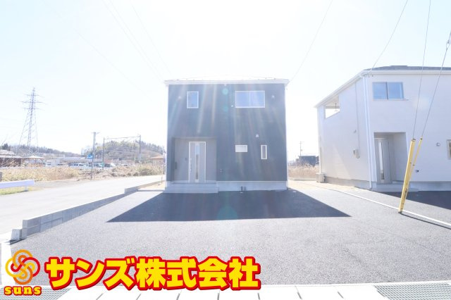 二本松市油井字無地ノ内　　　１２号棟　　　油井小学校、安達中学区の外観|北側から見た駐車場を含む外観