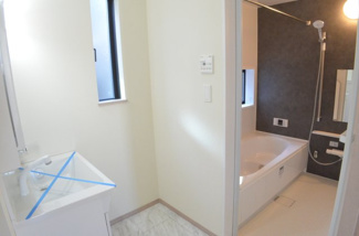 【独立洗面台】 | さいたま市北区吉野町２丁目・新築（全５棟） | 【E号棟】洗面台は大きさ充分！歯磨きやブラッシングなど慌ただしい朝の身だしなみチェックもOKです。脱衣スペースも広くお子様の入浴後のお着換えも楽々です。