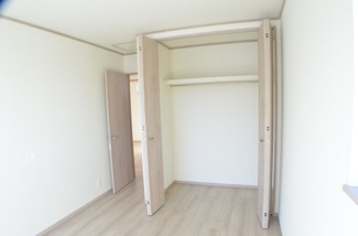 【収納】 | さいたま市北区吉野町２丁目・新築（全５棟） | 【E号棟】収納も充実！季節のお洋服やお子様の習い事の道具など、いつも片付いたお部屋で気持ち良く生活できます。