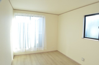 【洋室】 | さいたま市北区吉野町２丁目・新築（全５棟） | 【E号棟】清潔感ある6.5帖の洋室は主寝室としてお使いいただく事をお薦めします。