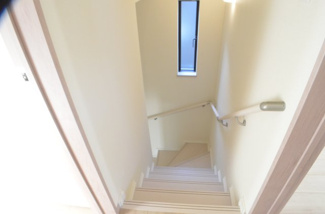 【内装】 | さいたま市北区吉野町２丁目・新築（全５棟） | 【E号棟】階段スペースは採光も入る明るい雰囲気です。手摺りもついて安心です。