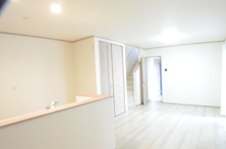 【居間・リビング】 | さいたま市北区吉野町２丁目・新築（全５棟） | 【A号棟】リビング階段のある温かみのあるリビングでは家族の笑顔が集まります。お洒落に我が家で過ごす心地よい時間をお過ごしください。