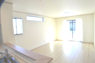 【居間・リビング】 | さいたま市北区吉野町２丁目・新築（全５棟） | 【E号棟】快適なリビングの条件「陽当たり、通風、開放感」が実現されています。自然なぬくもりが感じられるシンプルで落ち着いた雰囲気のリビングです。