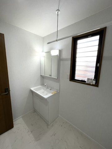 【洗面所】 | 仲介手数料無料！厚南小学校に通えるリフォーム済み中古住宅　宇部市大字際波西際波台３丁目 | シャンプードレッサーはシャワーヘッドが伸びるタイプ