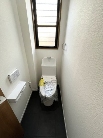 【トイレ】 | 仲介手数料無料！厚南小学校に通えるリフォーム済み中古住宅　宇部市大字際波西際波台３丁目 | シャワートイレは節水型タイプ。１階と２階の２カ所あります