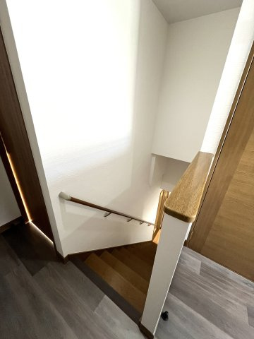 【その他】 | 仲介手数料無料！厚南小学校に通えるリフォーム済み中古住宅　宇部市大字際波西際波台３丁目 | 階段には手すりも付いて安心ですね。
