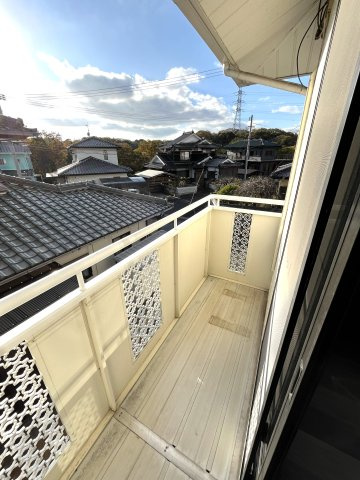 【バルコニー】 | 仲介手数料無料！厚南小学校に通えるリフォーム済み中古住宅　宇部市大字際波西際波台３丁目 | 外からの目が気にならないバルコニーで洗濯物が干せます