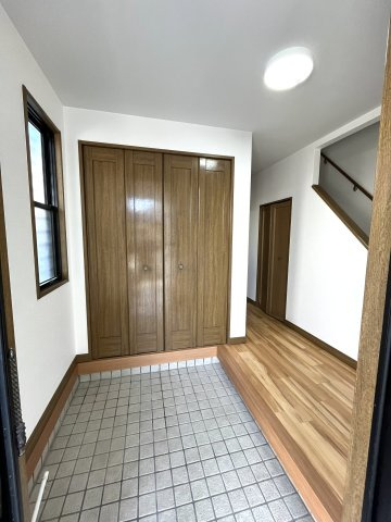 【玄関】 | 仲介手数料無料！厚南小学校に通えるリフォーム済み中古住宅　宇部市大字際波西際波台３丁目 | 玄関には大型の下駄箱も設置。ブーツも楽々入ります。