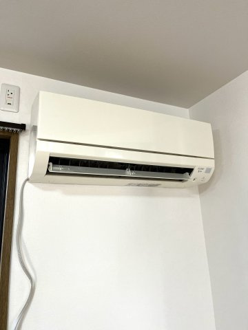 【設備】 | 仲介手数料無料！厚南小学校に通えるリフォーム済み中古住宅　宇部市大字際波西際波台３丁目 | リビングエアコン