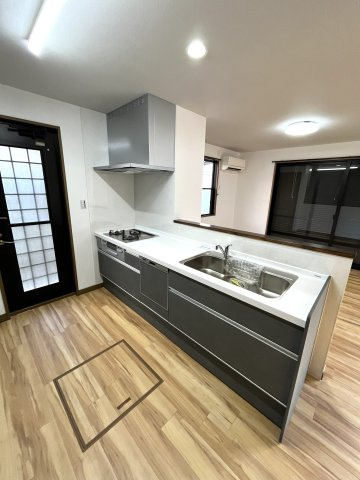 【キッチン】 | 仲介手数料無料！厚南小学校に通えるリフォーム済み中古住宅　宇部市大字際波西際波台３丁目 | 使い勝手の良いシステムキッチンで楽しくクッキング♪