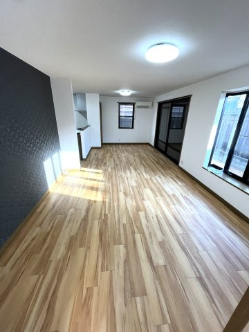 【居間・リビング】 | 仲介手数料無料！厚南小学校に通えるリフォーム済み中古住宅　宇部市大字際波西際波台３丁目 | ゆったりとしたリビングは家族の団らんがはずみますね♪