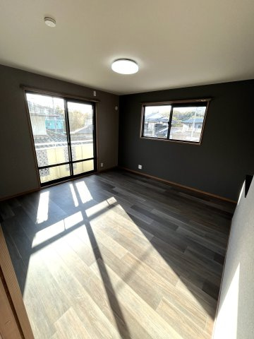 【洋室】 | 仲介手数料無料！厚南小学校に通えるリフォーム済み中古住宅　宇部市大字際波西際波台３丁目 | ２面採光の明るいお部屋で健やかな毎日