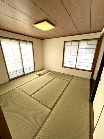 【和室】 | 仲介手数料無料！厚南小学校に通えるリフォーム済み中古住宅　宇部市大字際波西際波台３丁目 | リビングにつながる和室は落ち着いた雰囲気を醸し出します