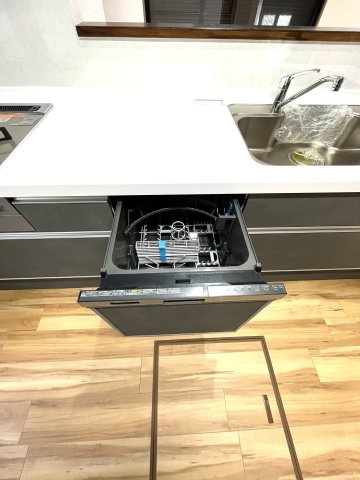 【キッチン】 | 仲介手数料無料！厚南小学校に通えるリフォーム済み中古住宅　宇部市大字際波西際波台３丁目 | 食器洗浄乾燥機