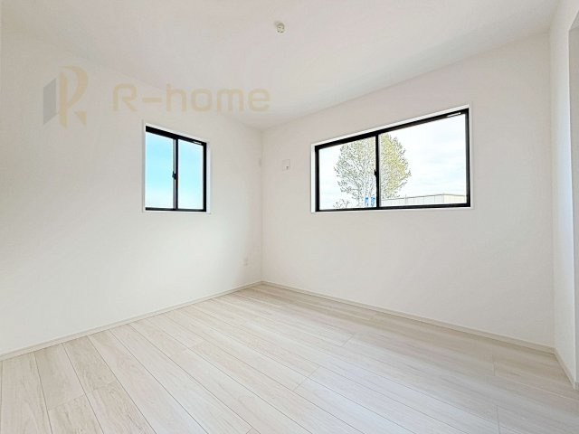 水戸市元吉田町14期　新築戸建て　2号棟の洋室|2面窓の風通しの良い洋室です♪差し込む暖かな陽当たりで、室内がくつろげる空間に早変わりです♪