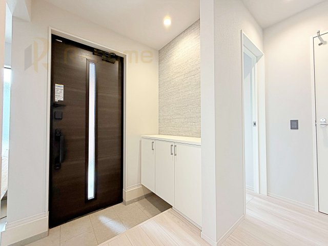 水戸市元吉田町14期　新築戸建て　2号棟の玄関|玄関には便利なシューズインクローゼットを設置。アウトドア用品やベビーカーなどの収納に役立ちますね♪